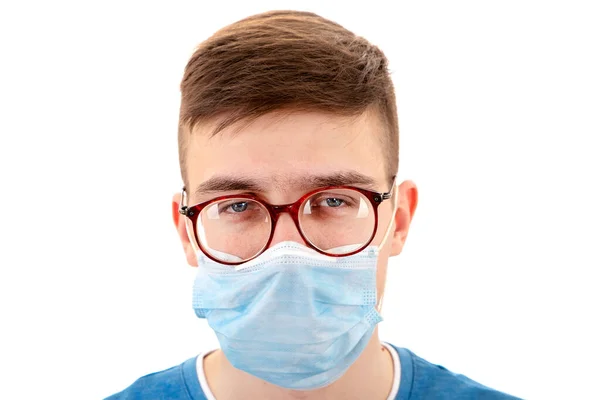 Trött Ung Man Influensa Mask Isolerad Den Vita Bakgrunden — Stockfoto