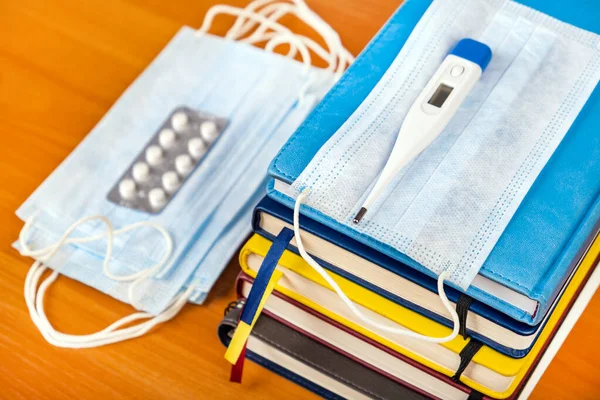 Masanın Üzerinde Tıbbi Grip Maskesi Termometresi Olan Kitaplar — Stok fotoğraf