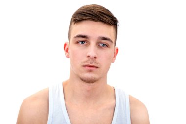 Beyaz arka planda izole edilmiş Fişekli Dalgın Genç Adam