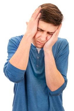 Genç adam baş ağrısının beyaz arka planda izole edildiğini hissediyor.