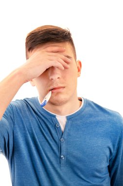 Beyaz arka planda izole edilmiş termometresi olan hasta genç adam.