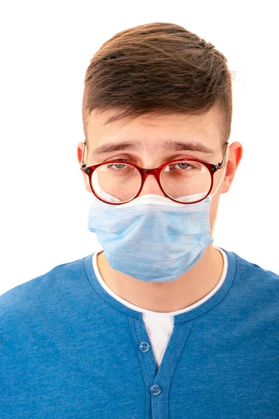 Grip Maskeli Yorgun Genç Adam Beyaz Arkaplanda Zole Edildi — Stok fotoğraf