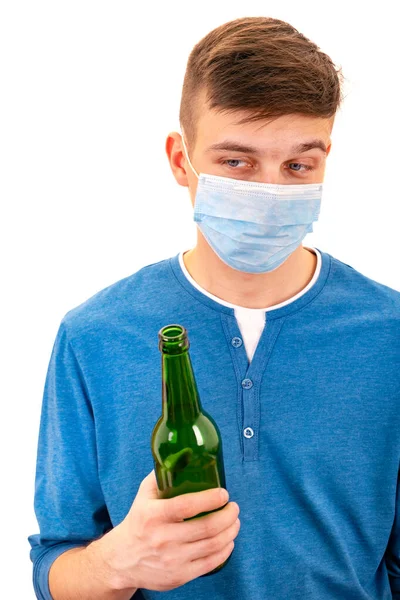 Hombre Joven Con Una Máscara Gripe Sostiene Una Botella Cerveza —  Fotos de Stock