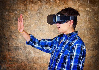 Sanal Gerçeklik Gözlüklü Adam Eski Duvarda