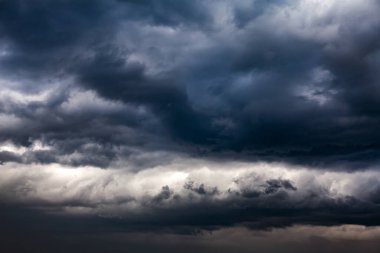 Karanlık ve dramatik fırtına bulutları arka plan