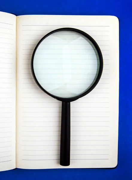 Magnifying Glass Paper Background Closeup — Stock Photo, Image