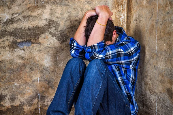 Triste Hombre Esquina Junto Vieja Muralla — Foto de Stock