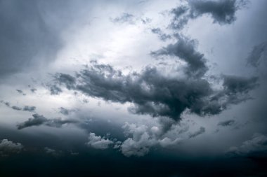 Karanlık ve dramatik fırtına bulutları arka plan