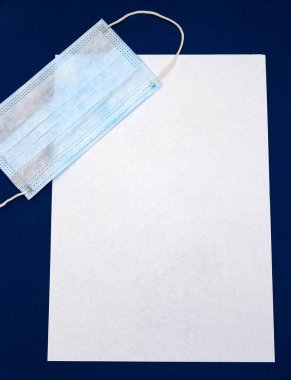 Mavi Kumaş Arkaplanındaki Boş Kağıtta Tıbbi Grip Maskesi