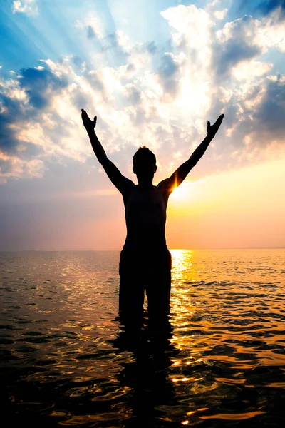 Man Silhouet Met Handen Omhoog Het Water Zonsondergang Achtergrond — Stockfoto