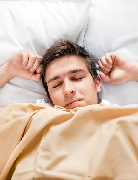 Unge Man Sover Sängen Hemma — Stockfoto