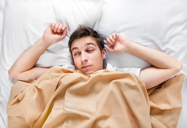 Joven Cansado Soñoliento Cama Hogar — Foto de Stock