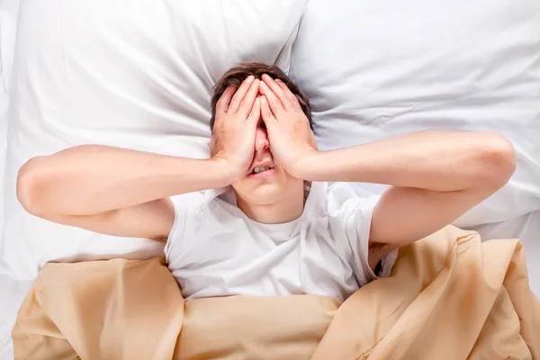 Jovem Triste Esconde Rosto Cama Casa — Fotografia de Stock