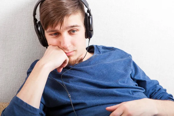 Młody Człowiek Słuchawkach Słucha Muzyki Przy Ścianie — Zdjęcie stockowe