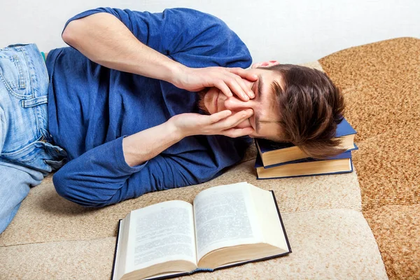 Сонный Уставший Молодой Человек Диване Книгой — стоковое фото