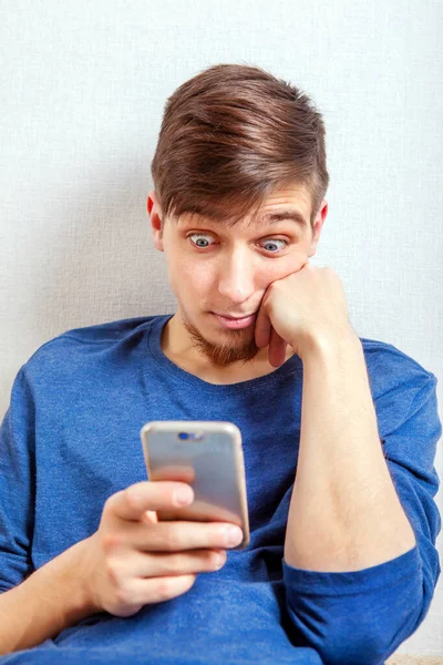 Joven Sorprendido Con Teléfono Lado Pared —  Fotos de Stock