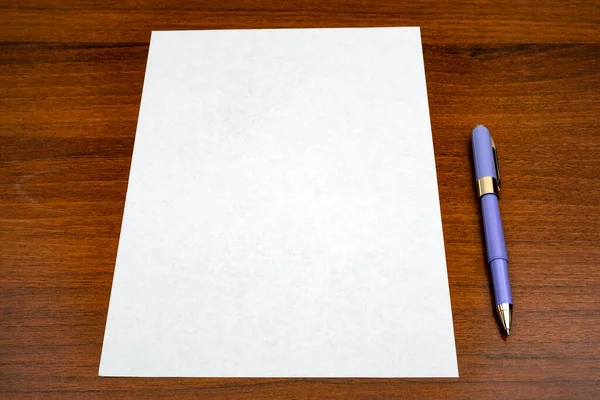 Пустая Бумага Ручка Деревянном Столе Крупным Планом — стоковое фото