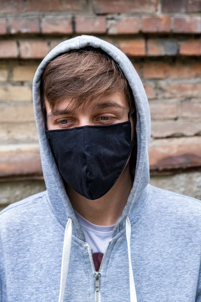 Young Man Flu Mask Old Wall Background Outdoor — Stock Photo, Image