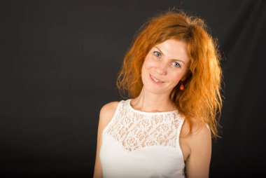 Kırmızı kıvırcık saçlı genç kadın