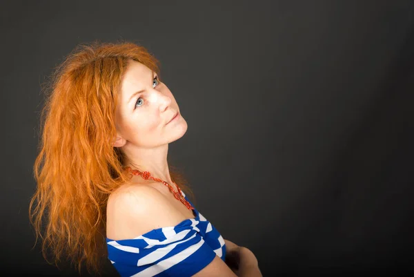 Młoda kobieta z rude kręcone włosy — Zdjęcie stockowe