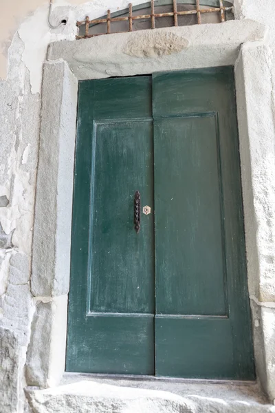 Puerta de madera verde de cerca. Italia pueblo . — Foto de Stock