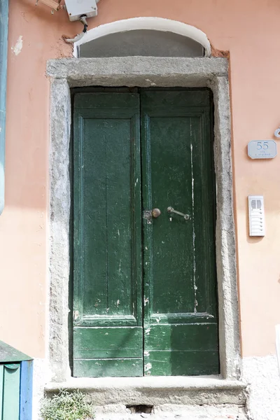Old green wooden door close-up. Italy village. — Stock Photo, Image