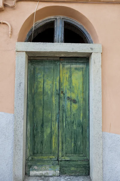 Puerta de madera verde vieja de cerca. Italia pueblo . — Foto de Stock