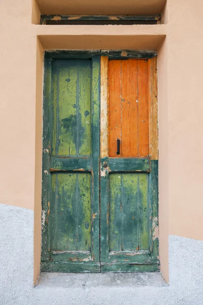 Puerta de madera verde anaranjada vieja de cerca. Italia pueblo . — Foto de Stock