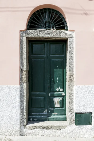 Puerta verde con asas de bronce en el fondo de la pared de piedra. estilo puntiagudo — Foto de Stock