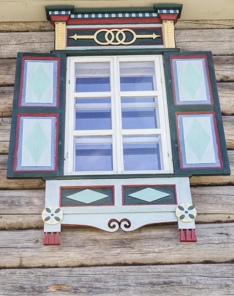 Eski pencere ile parlak mavi gökyüzü arka panjurlar bardak kırsal günlük ev ahşap duvar boyalı