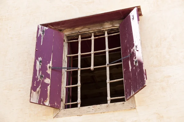 The wall of the old prison open window with bars on the escape of criminals. — Stock Photo, Image