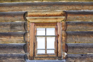 Eski pencere cam ve arka plan üzerinde mavi bir gökyüzü ile kırsal günlük ev ahşap duvar ile