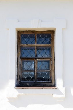 Castle Prison Barlar kaçan bir pencere ile eski beyaz duvar.