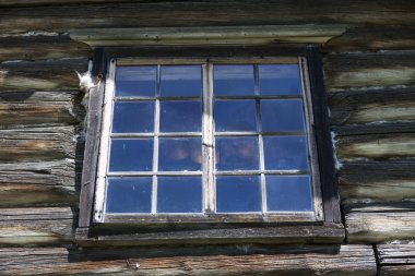 Eski pencere cam ve arka plan üzerinde mavi bir gökyüzü ile kırsal günlük ev ahşap duvar ile