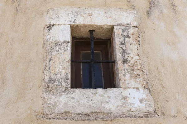 De oude gevangenis muur venster met ijzeren staven — Stockfoto