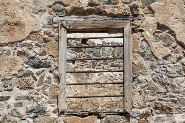 Las ruinas, las ruinas de la muralla del castillo destruido con una ventana con barras de hierro . — Foto de Stock