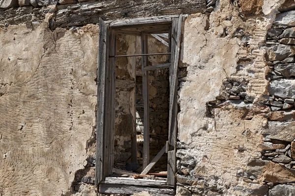 Las ruinas, las ruinas de la muralla del castillo destruido con una ventana con barras de hierro . — Foto de Stock