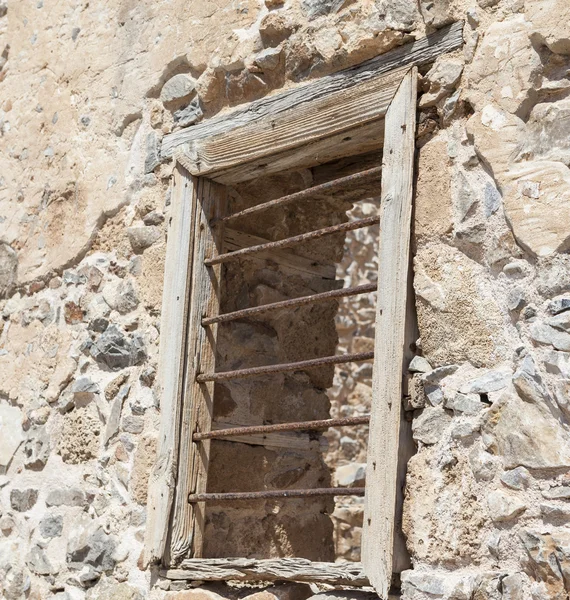 Las ruinas, las ruinas de la muralla del castillo destruido con una ventana con barras de hierro . — Foto de Stock