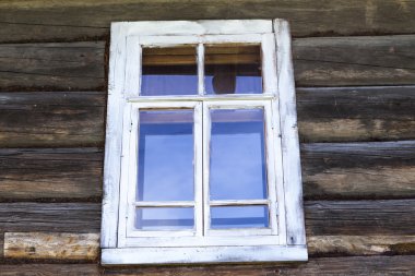 Eski pencere cam ve arka plan üzerinde mavi bir gökyüzü ile kırsal günlük ev ahşap duvar ile