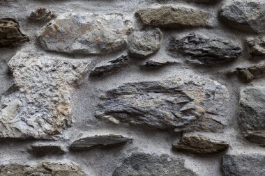 Eski bir taş gri büyük taş duvar. Avrupa'nın Ortaçağ kaleleri klasik duvar duvarları.