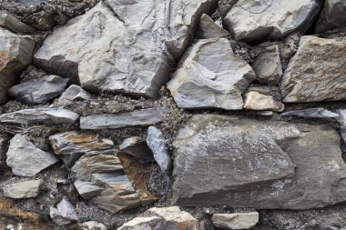 Eski bir taş kahverengi büyük taş duvar. Avrupa'nın Ortaçağ kaleleri klasik duvar duvarları.