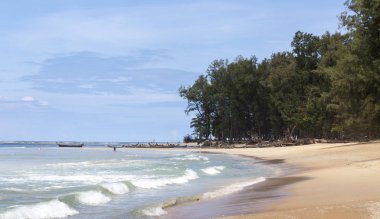 Beyaz bulutlar ile deniz ve mavi gökyüzünün bir dalga ile tropik ağaçları ile güzel bir plaj. Tayland. Phuket.