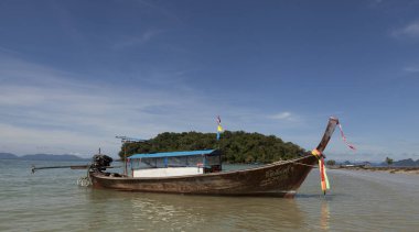 Beyaz bulutlar ile deniz ve mavi gökyüzünün bir dalga ile tropik ağaçları ile güzel bir plaj. Tayland. Phuket.
