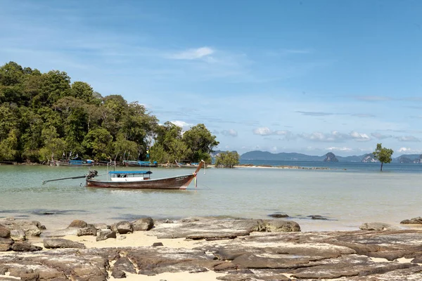 Schöner Strand mit Meerblick und einem traditionellen thailändischen Fischerboot. Schöner Strand mit tropischen Bäumen mit einer Welle des Meeres und blauem Himmel mit weißen Wolken. Thailand. phuket. — Stockfoto