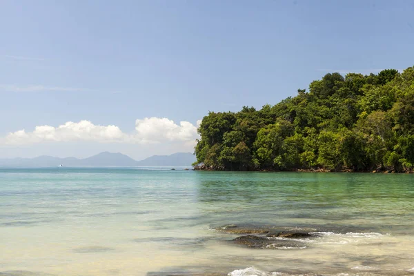 Schöner Strand mit Meerblick. schöner Strand mit tropischen Bäumen mit einer Welle des Meeres und blauem Himmel mit weißen Wolken. Thailand. phuket. — Stockfoto