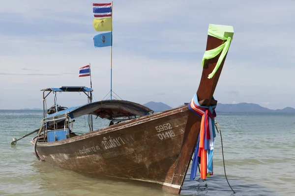 Traditional Thai Fishing boats with colorful ribbons and flags. Thailand Krabi — Stock Photo, Image