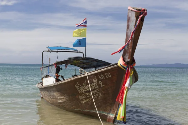 Traditional Thai Fishing boats with colorful ribbons and flags. Thailand Krabi — Stock Photo, Image