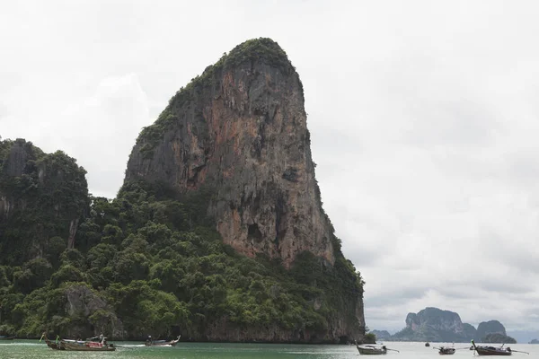 Schöner Strand mit Blick auf einen großen Felsen. thailändische Krabi. — Stockfoto