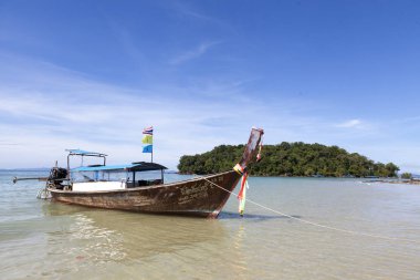 Balıkçı teknesi plajda, orkinos balıkçılık bir geceden sonra duruyor. Tayland Ulusal tekne. Tayland