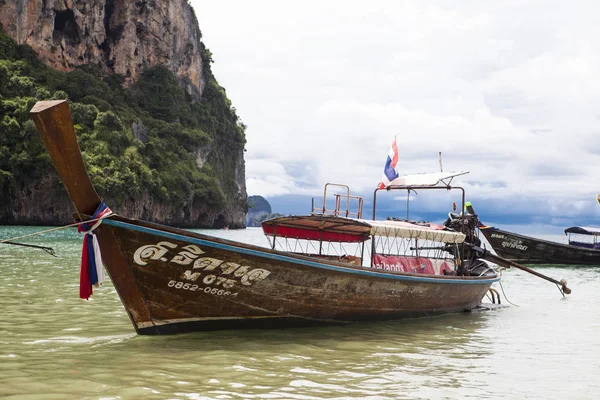 Fischerboot steht am Strand, nach einer Nacht des Thunfischfangs. thailändisches Nationalboot. Thailand — Stockfoto